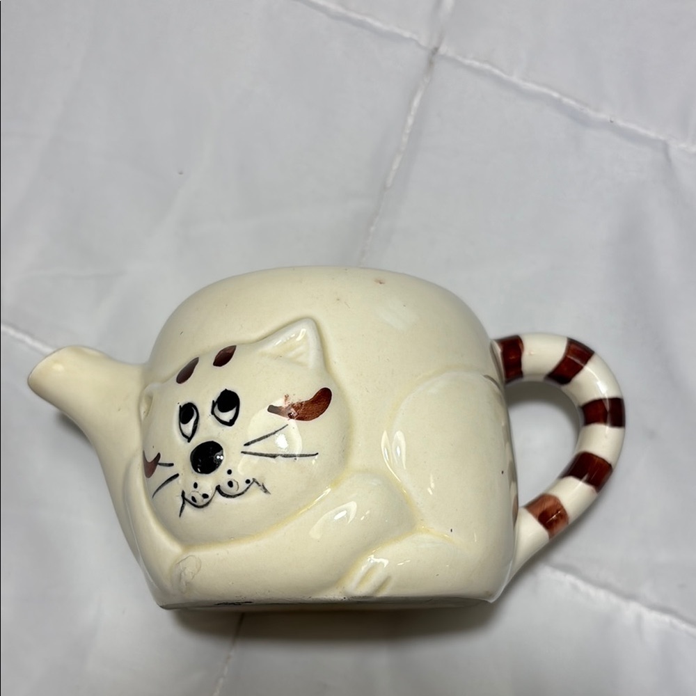Vintage Cat-themed Ceramic Coffee or Tea Creamer Dish - Picture 7 of 9